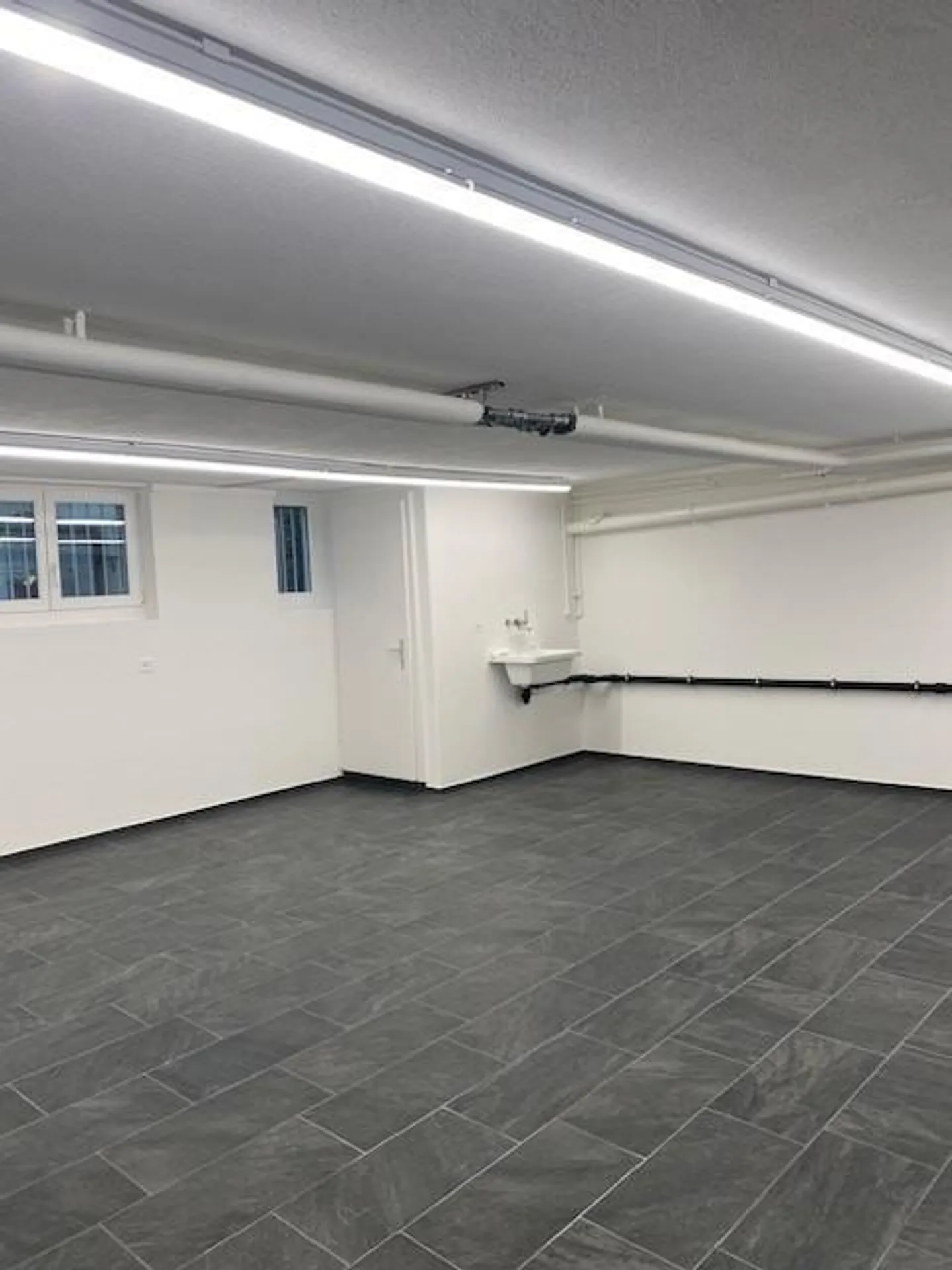 Renovated large commercial space with separate room in Effretikon - Photo 7 of 9