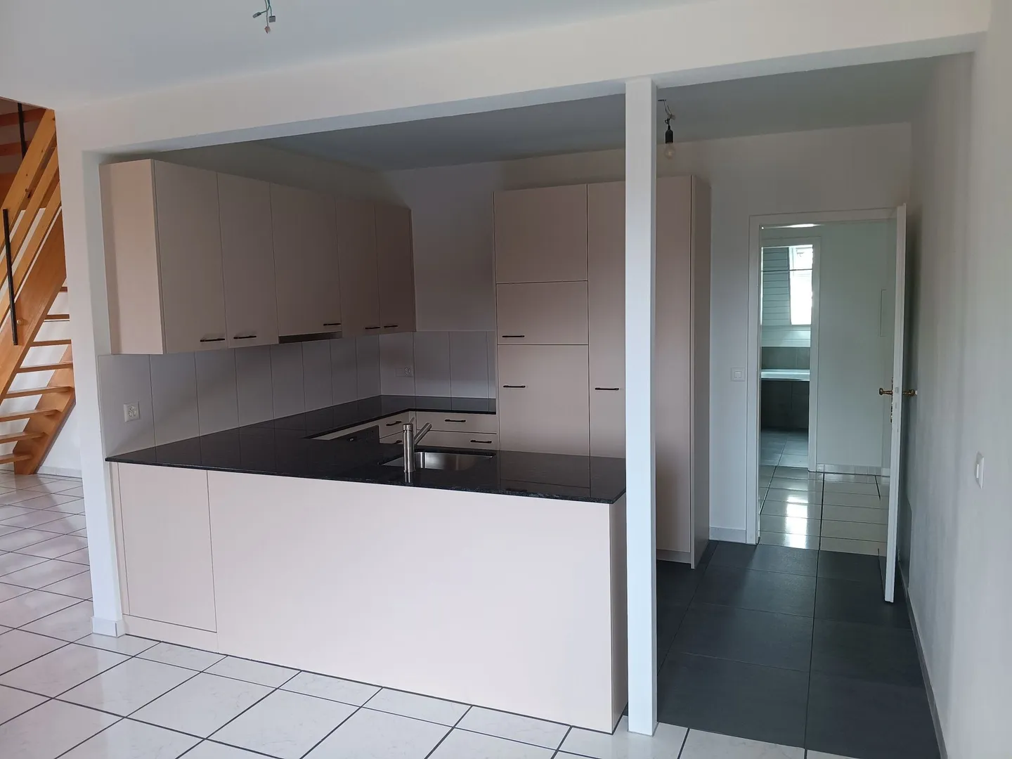 Appartamento attico attraente e spazioso con 4 stanze e galleria, 143 m² di superficie abitabile. L'appartamento colpisce per un concetto di spazio aperto luminoso e per una nuova cucina moderna e un re… - Foto 4 di 11