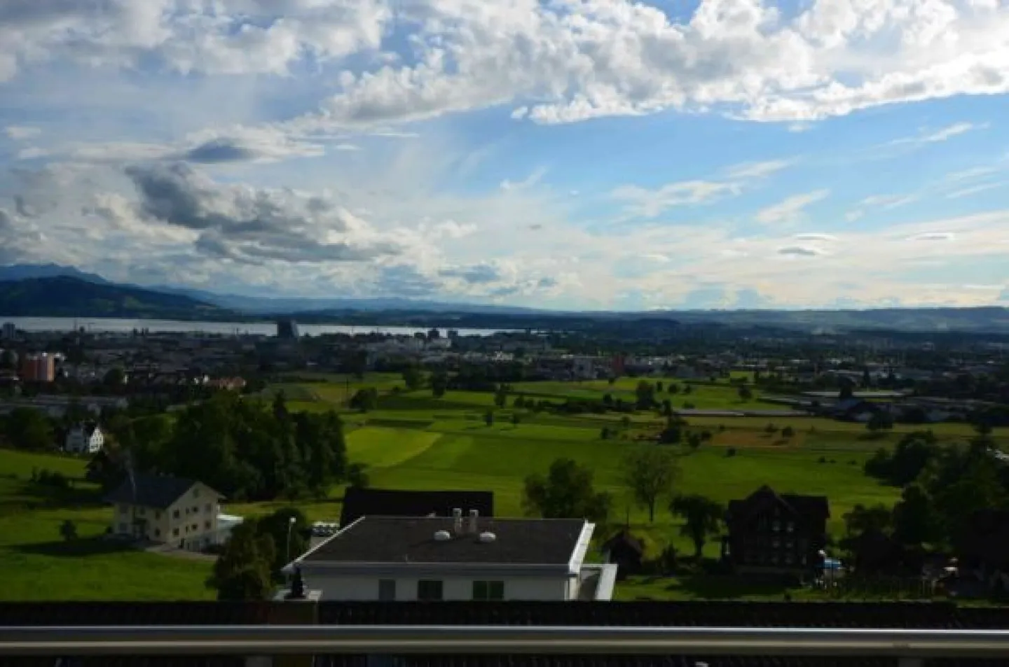 Bellissimo e luminoso appartamento attico di 4,5 locali con vista sul lago - Foto 2 di 8