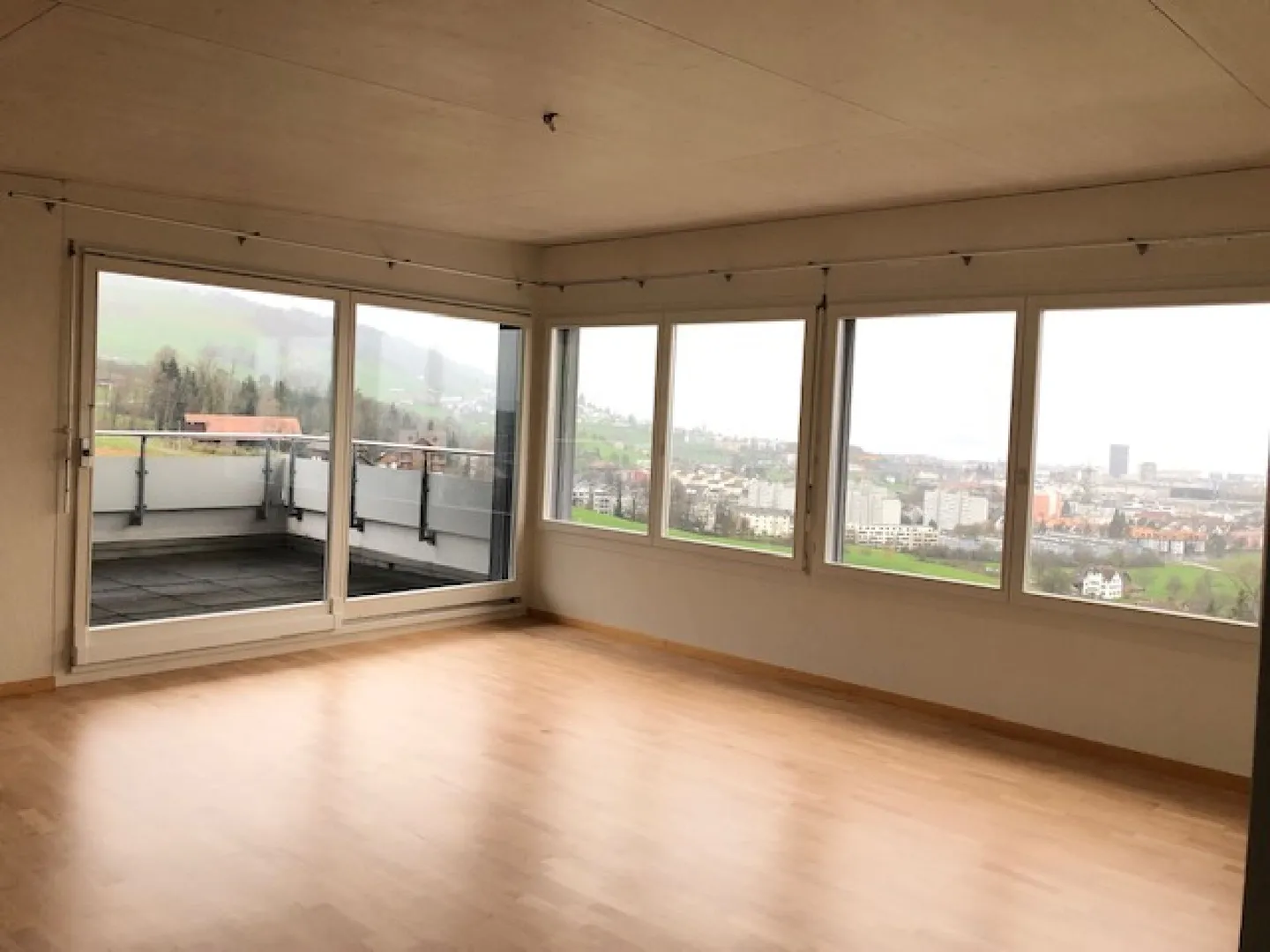 Bellissimo e luminoso appartamento attico di 4,5 locali con vista sul lago - Foto 4 di 8