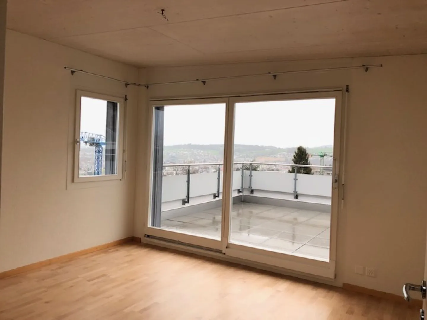 Bellissimo e luminoso appartamento attico di 4,5 locali con vista sul lago - Foto 5 di 8