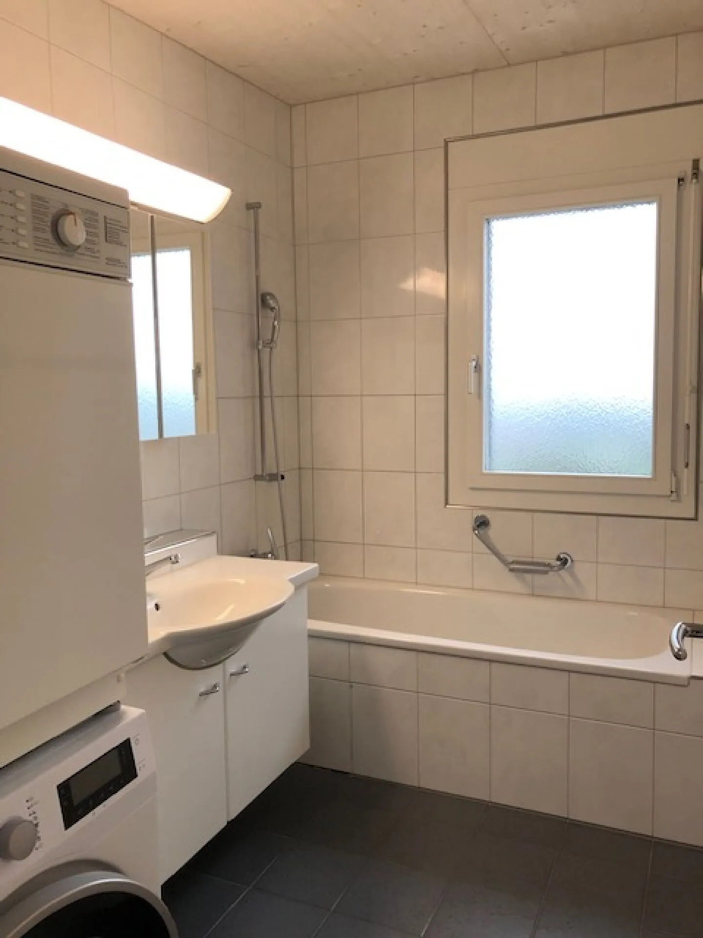 Bellissimo e luminoso appartamento attico di 4,5 locali con vista sul lago - Foto 6 di 8