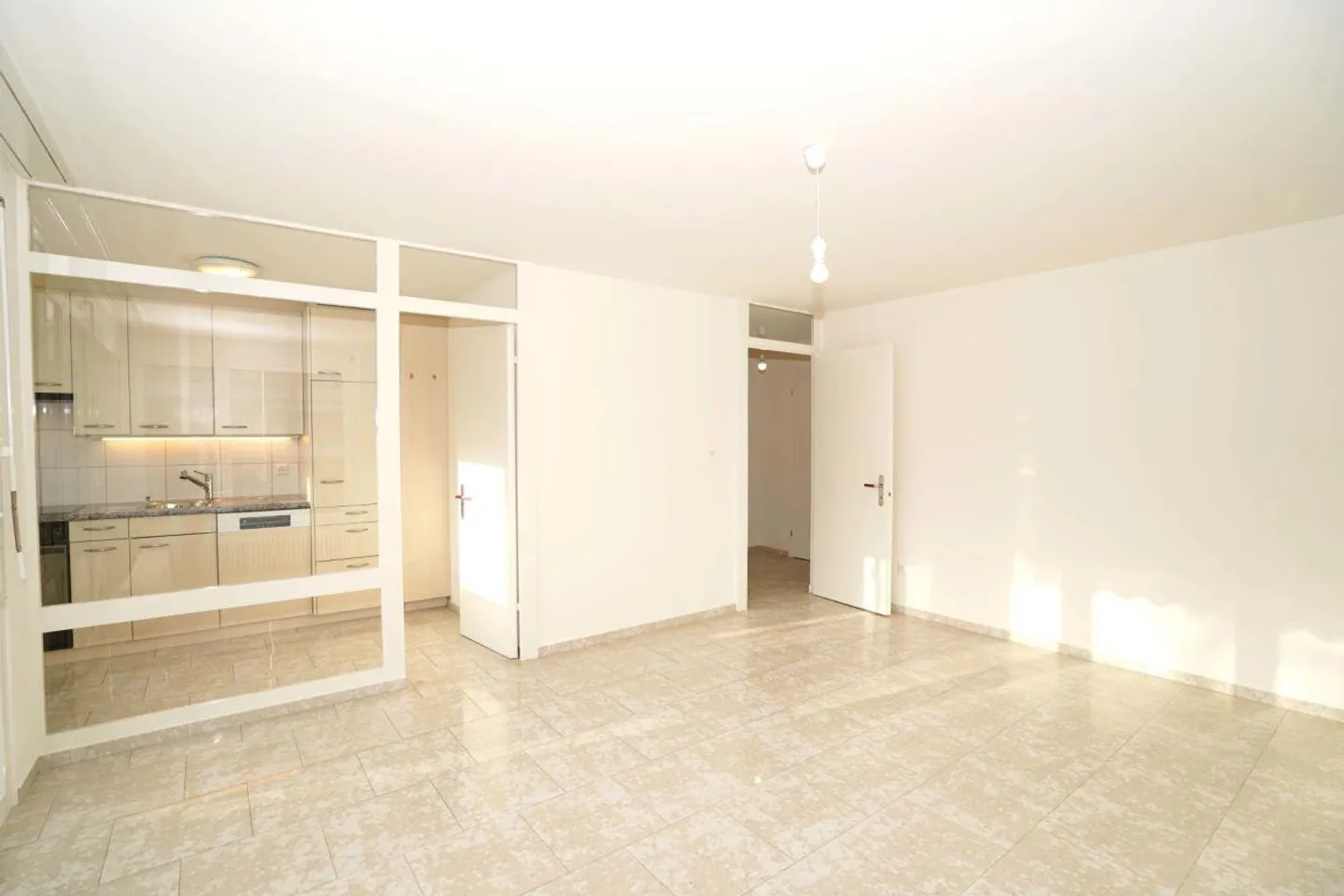 Very bright 2-room apartment in Allschwil - Photo 2 of 8