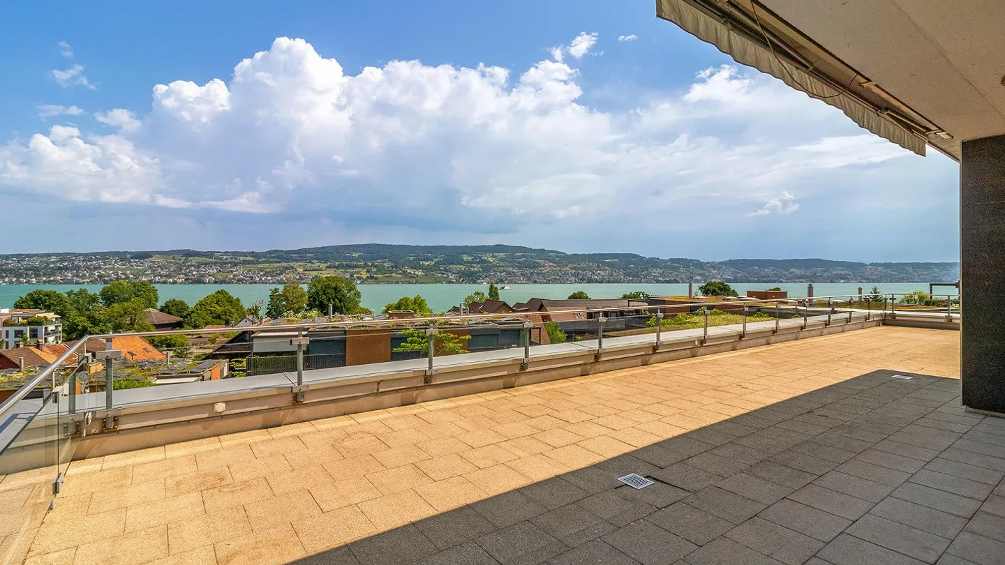 Tanto spazio, una grande terrazza e una bellissima vista sul lago - Foto 1 di 4