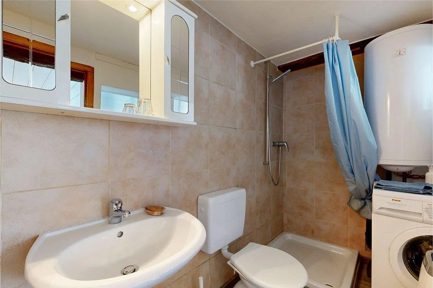 Casa con tre appartamenti - Foto 8 di 13