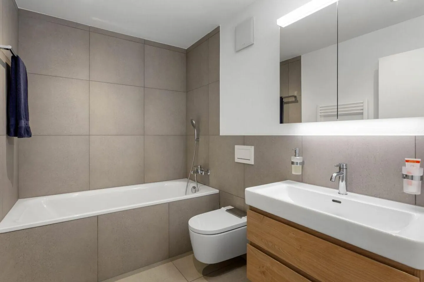 Grosszügige moderne Attique - Foto 7 von 13