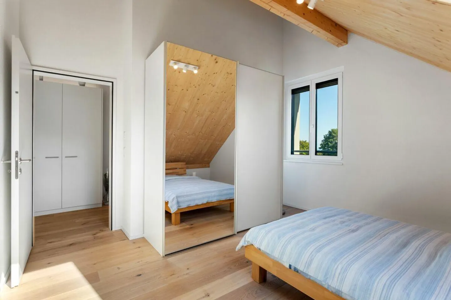 Grosszügige moderne Attique - Foto 11 von 13