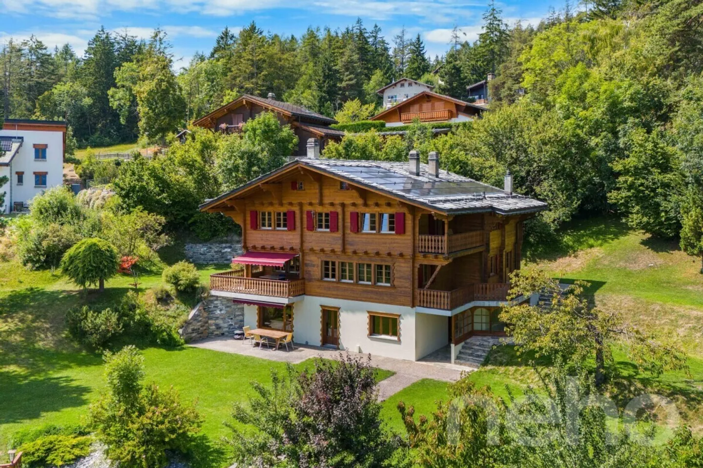Chalet di prestigio a Crans-Montana con appartamento indipendente - Foto 3 di 12