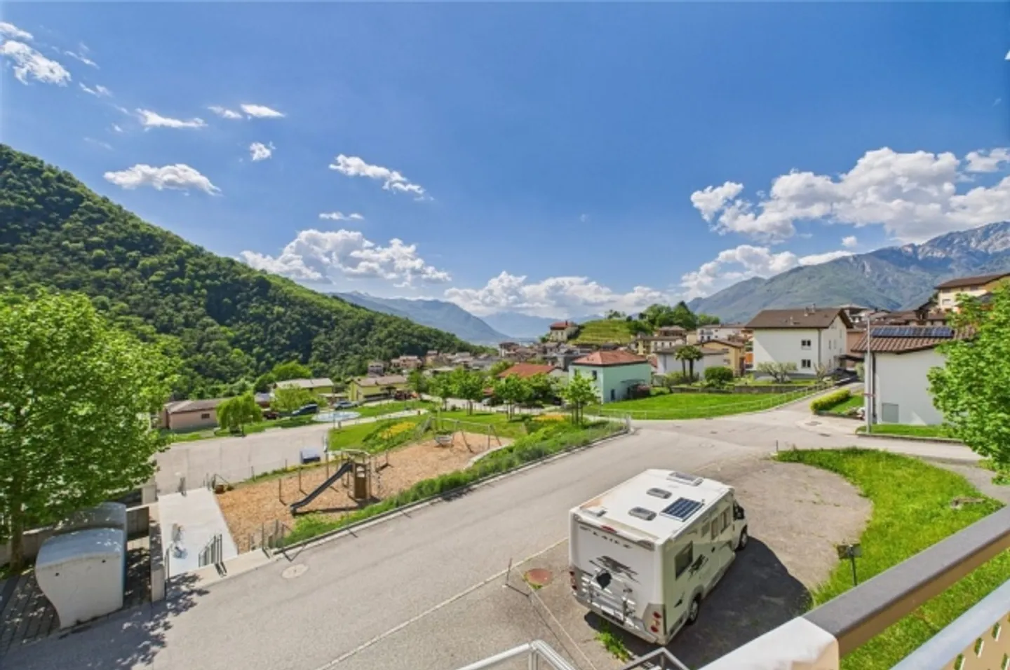 Large semi-detached house with restaurant - Photo 1 of 13