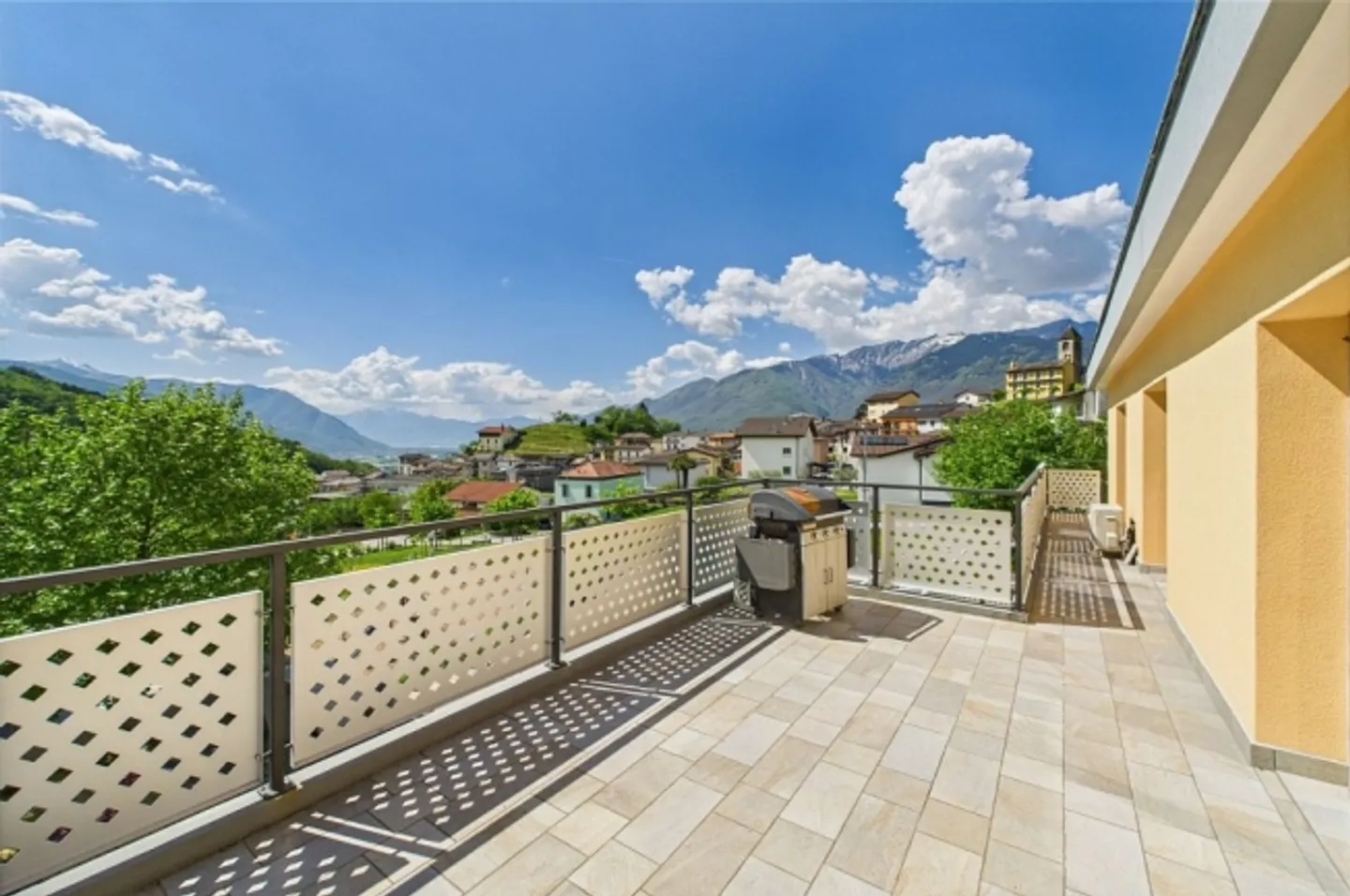 Large semi-detached house with restaurant - Photo 3 of 13