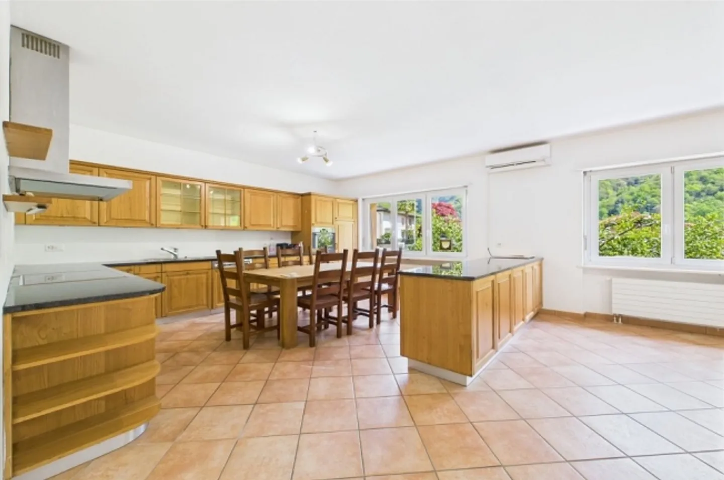 Large semi-detached house with restaurant - Photo 4 of 13