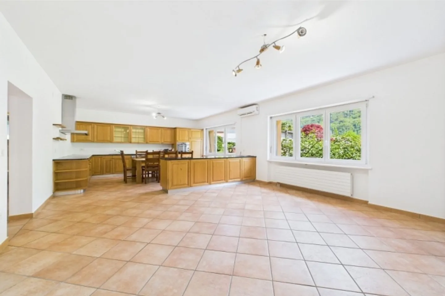 Large semi-detached house with restaurant - Photo 5 of 13