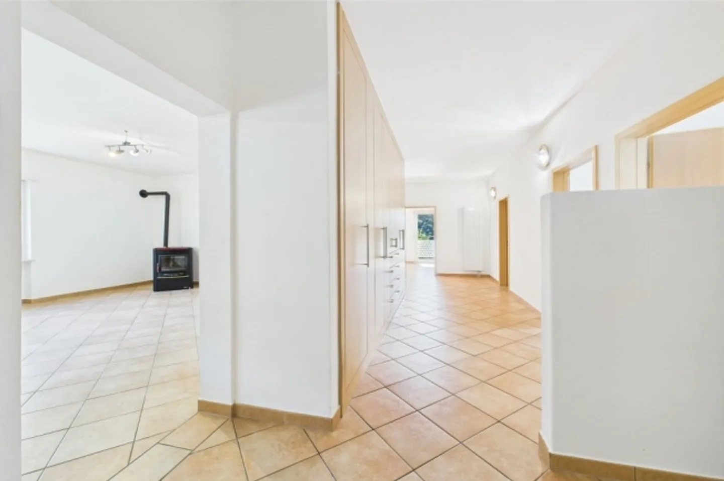 Large semi-detached house with restaurant - Photo 6 of 13