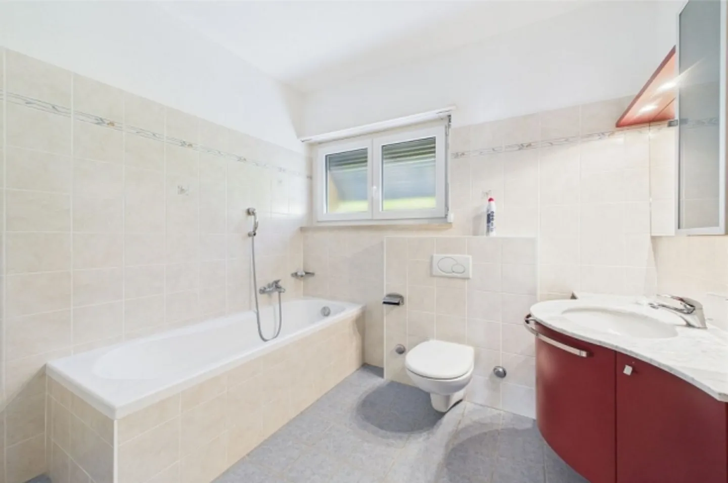 Large semi-detached house with restaurant - Photo 9 of 13