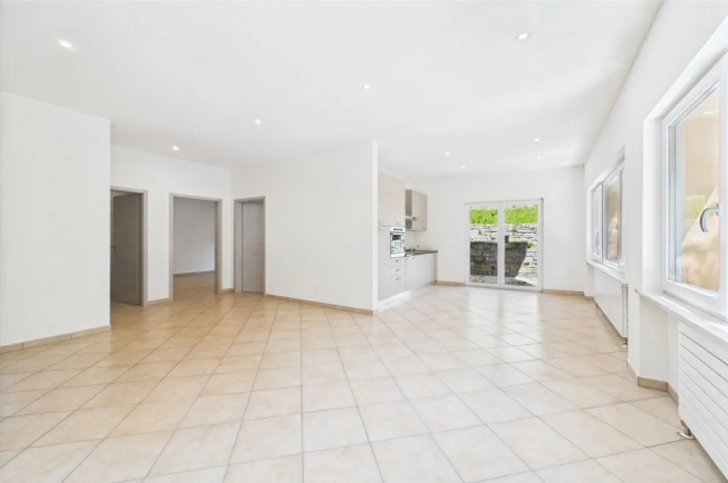 Large semi-detached house with restaurant - Photo 10 of 13