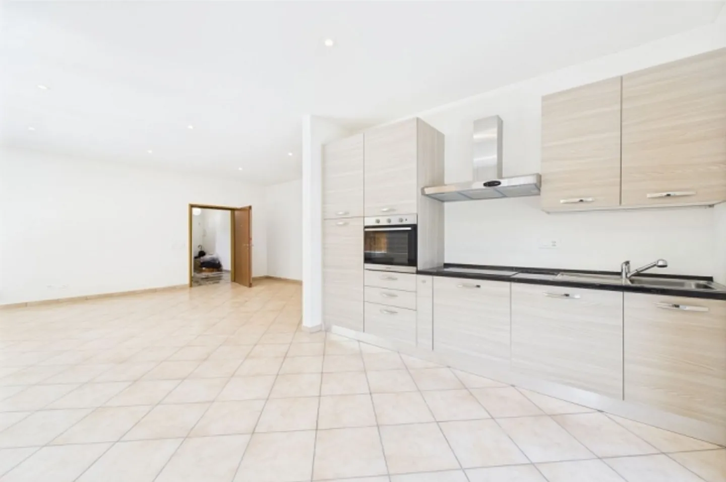 Large semi-detached house with restaurant - Photo 11 of 13