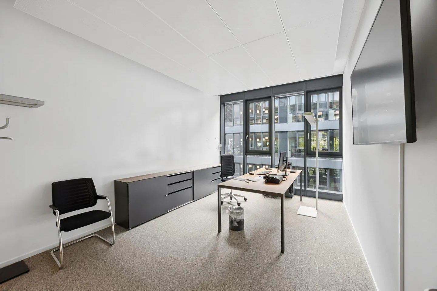 Attractive office space for rent - Photo 3 of 5