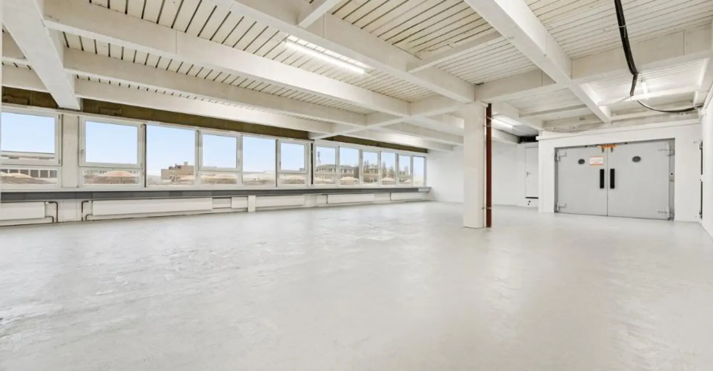 Spazio commerciale o studio con ufficio e area di produzione - Foto 2 di 11