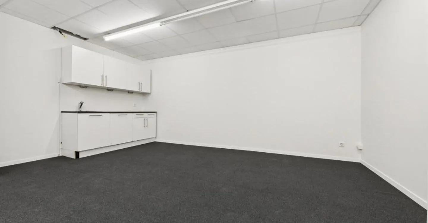 Spazio commerciale o studio con ufficio e area di produzione - Foto 8 di 11