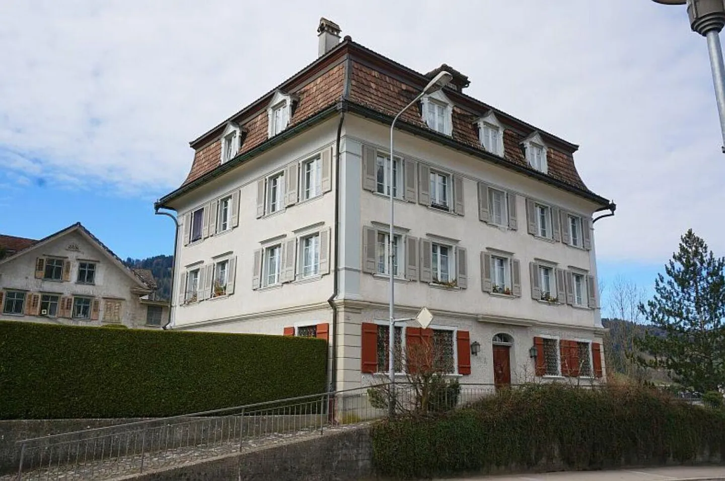 Appartamento duplex di 2½ stanze e appartamento di 1½ stanza con due garage singoli e due posti auto - Foto 1 di 11
