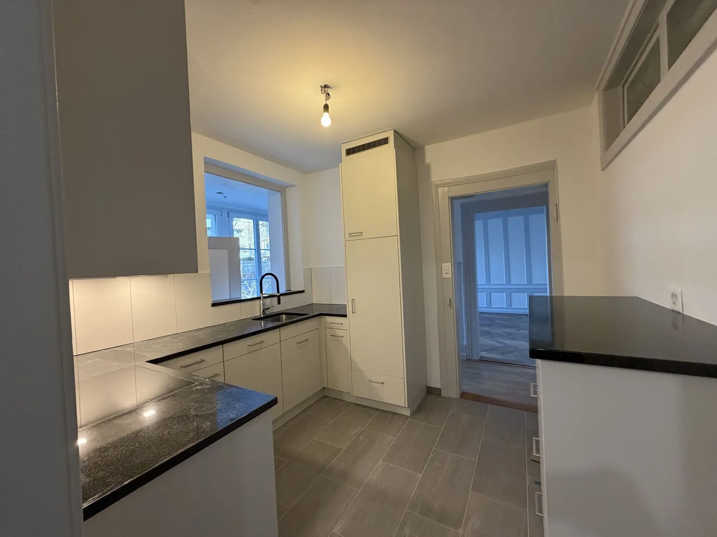 Renovated old apartment in the heart of Bern - Photo 3 of 10