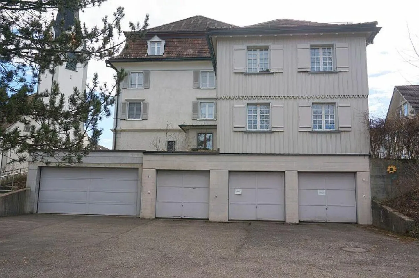 Appartamento duplex di 2½ stanze e appartamento di 1½ stanza con due garage singoli e due posti auto - Foto 3 di 11