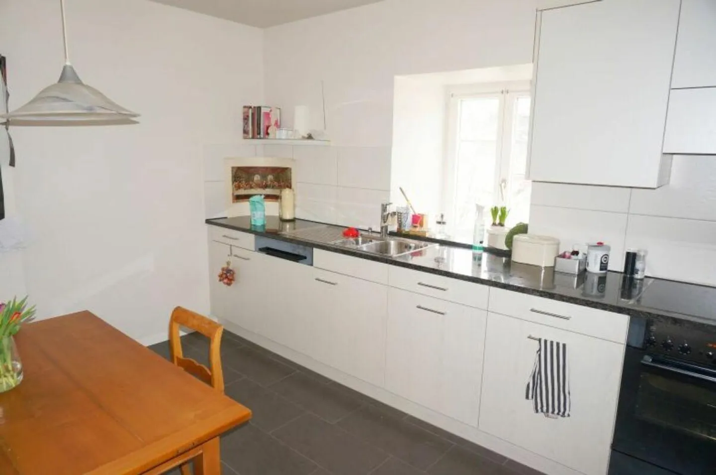 Appartamento duplex di 2½ stanze e appartamento di 1½ stanza con due garage singoli e due posti auto - Foto 4 di 11