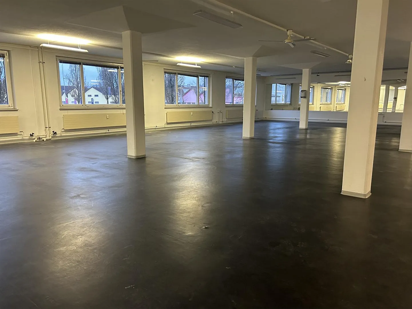 Showroom / Ufficio / Spazio espositivo cercasi direttamente alla stazione - Foto 1 di 7