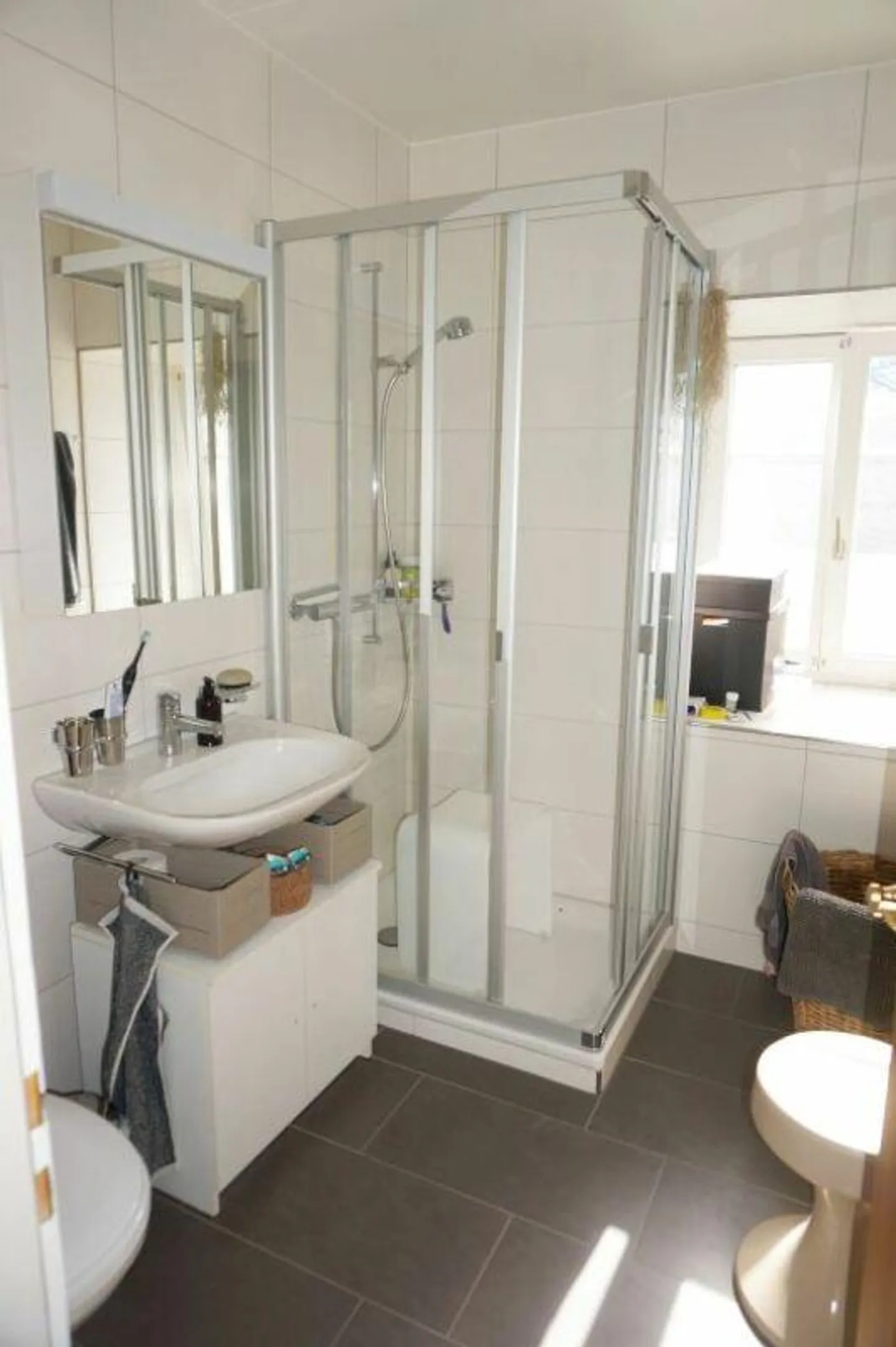Appartamento duplex di 2½ stanze e appartamento di 1½ stanza con due garage singoli e due posti auto - Foto 5 di 11