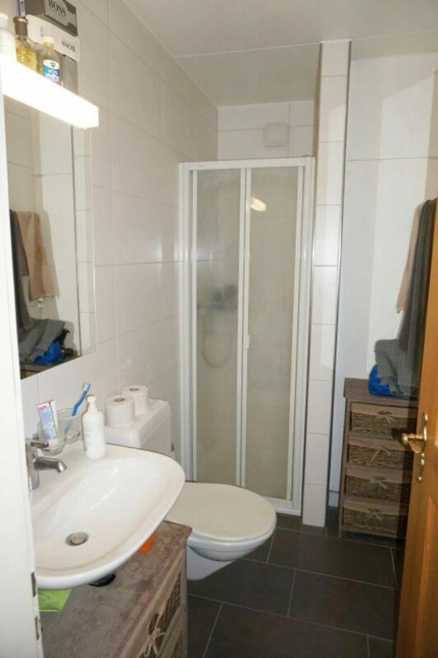 Appartamento duplex di 2½ stanze e appartamento di 1½ stanza con due garage singoli e due posti auto - Foto 10 di 11