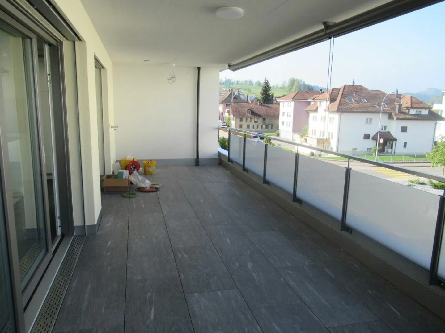 Appartement moderne de 3,5 pièces avec grand balcon - Photo 2 sur 8