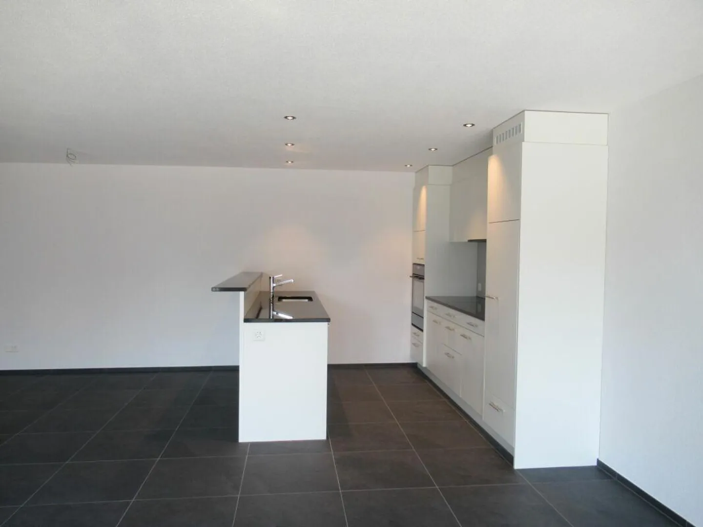 Appartement moderne de 3,5 pièces avec grand balcon - Photo 4 sur 8