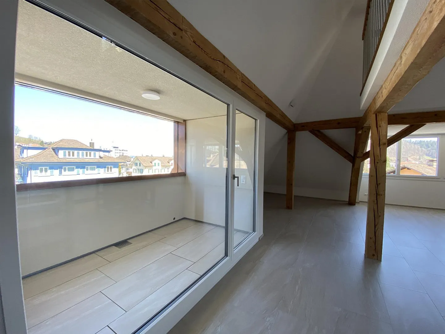 Moderne Wohnung mit Galerie - Foto 2 von 8