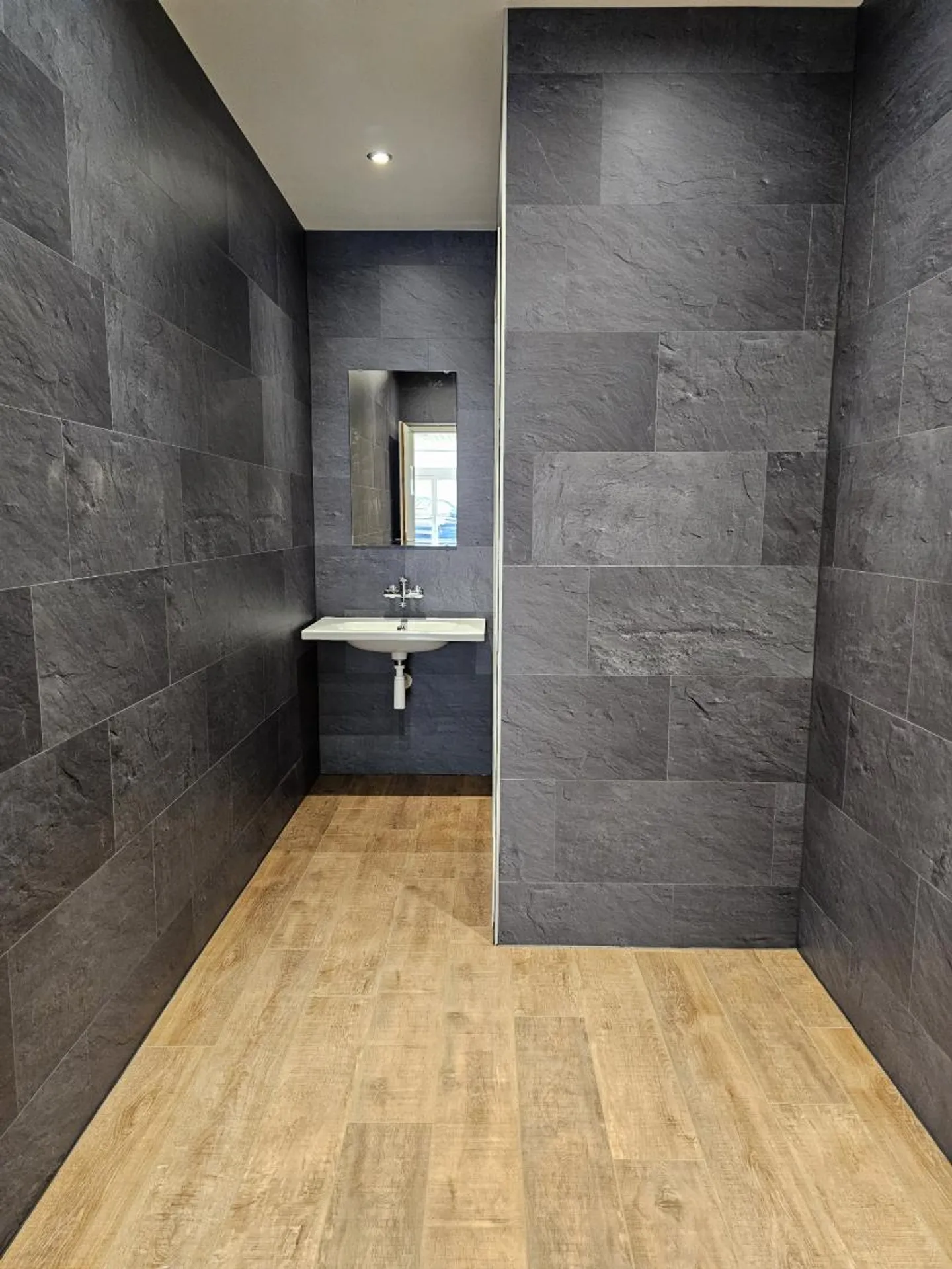 Mixed-use building 1 room - Photo 3 of 3