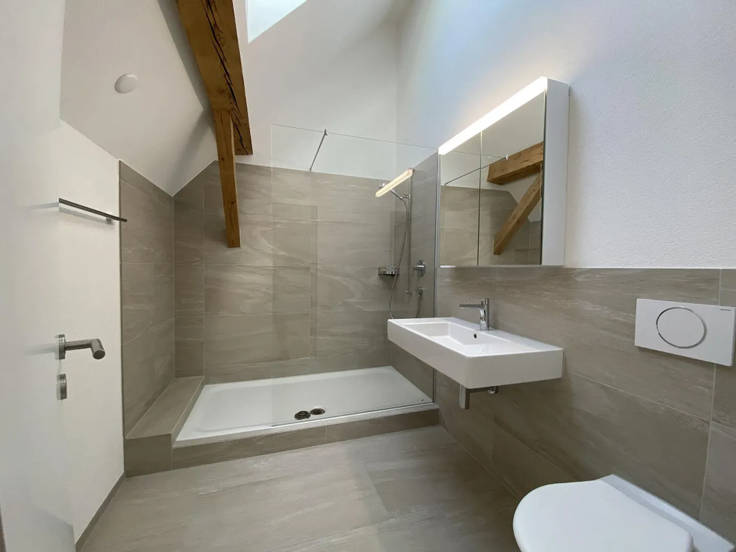 Moderne Wohnung mit Galerie - Foto 4 von 8