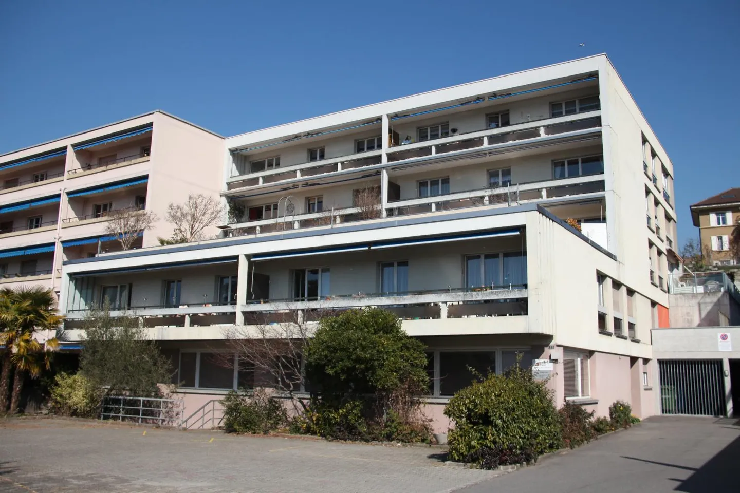 Mixed-use building 1 room - Photo 1 of 3