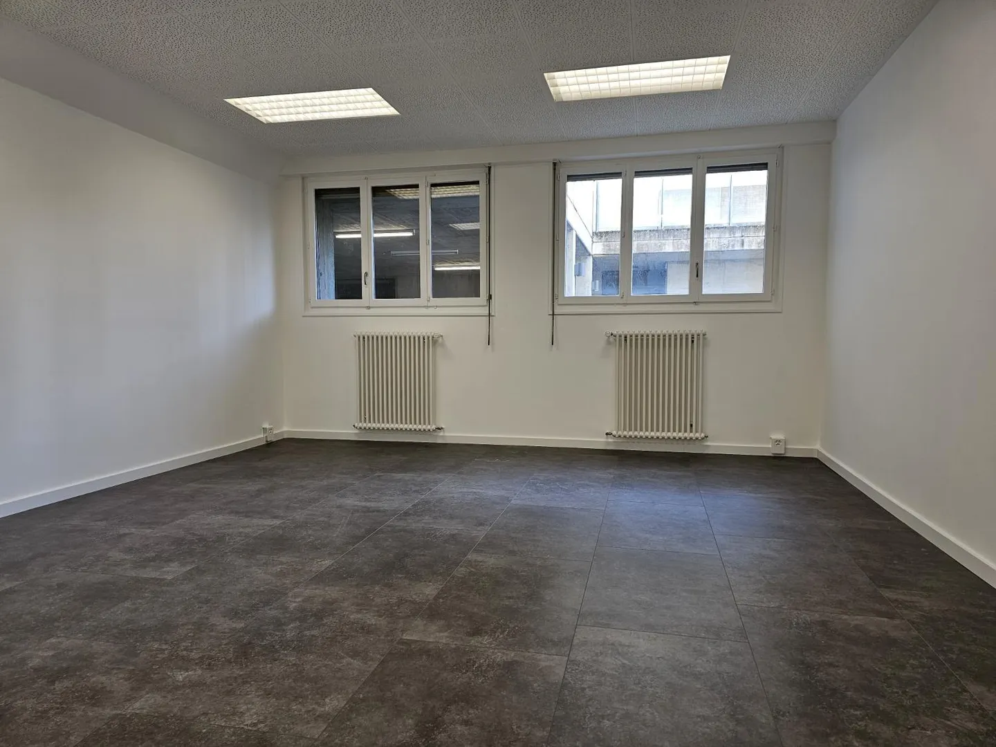 Mixed-use building 1 room - Photo 2 of 3