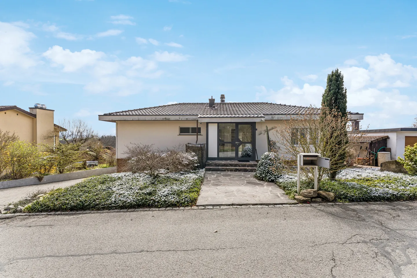 Charmantes Haus mit großem Potenzial - Foto 1 von 13