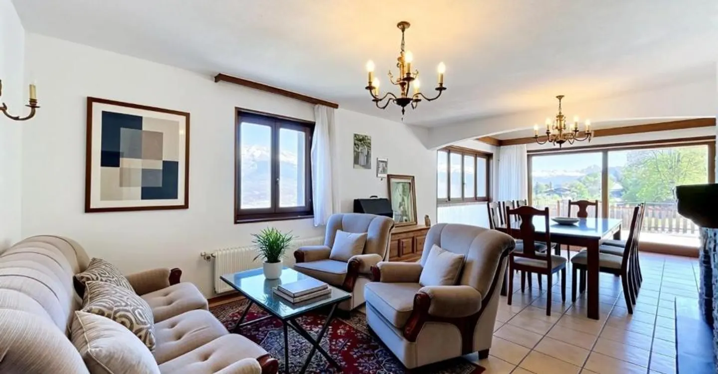 Large house with 2 apartments and spacious garage - Photo 3 of 13