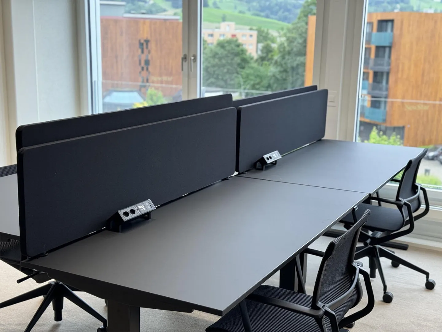 Ufficio completamente arredato per 2 postazioni di lavoro (Servizio tutto incluso) - Foto 1 di 11