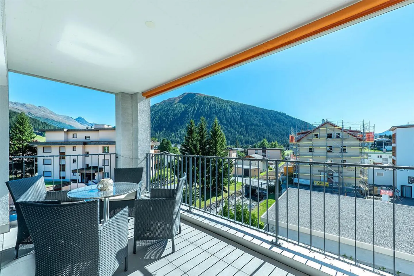Davos : Appartement en Attique ensoleillé avec vue imprenable sur les montagnes - Photo 3 sur 5