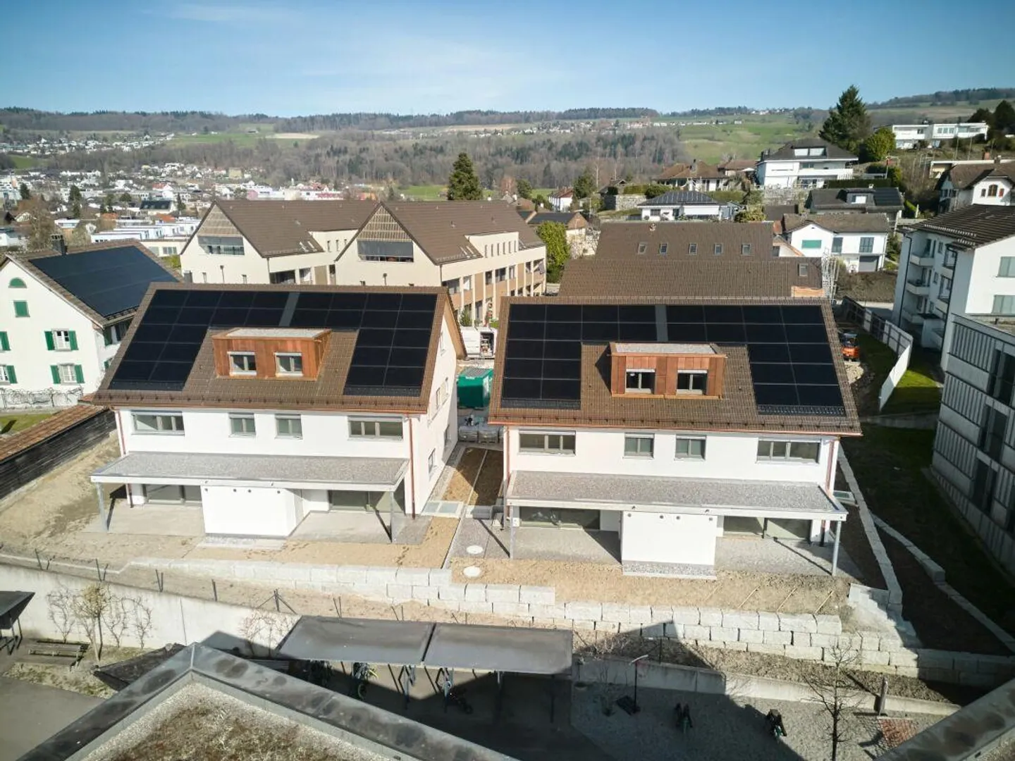 Maison double de 6 1/2 pièces avec surface de terrain utilisable - Photo 2 sur 5