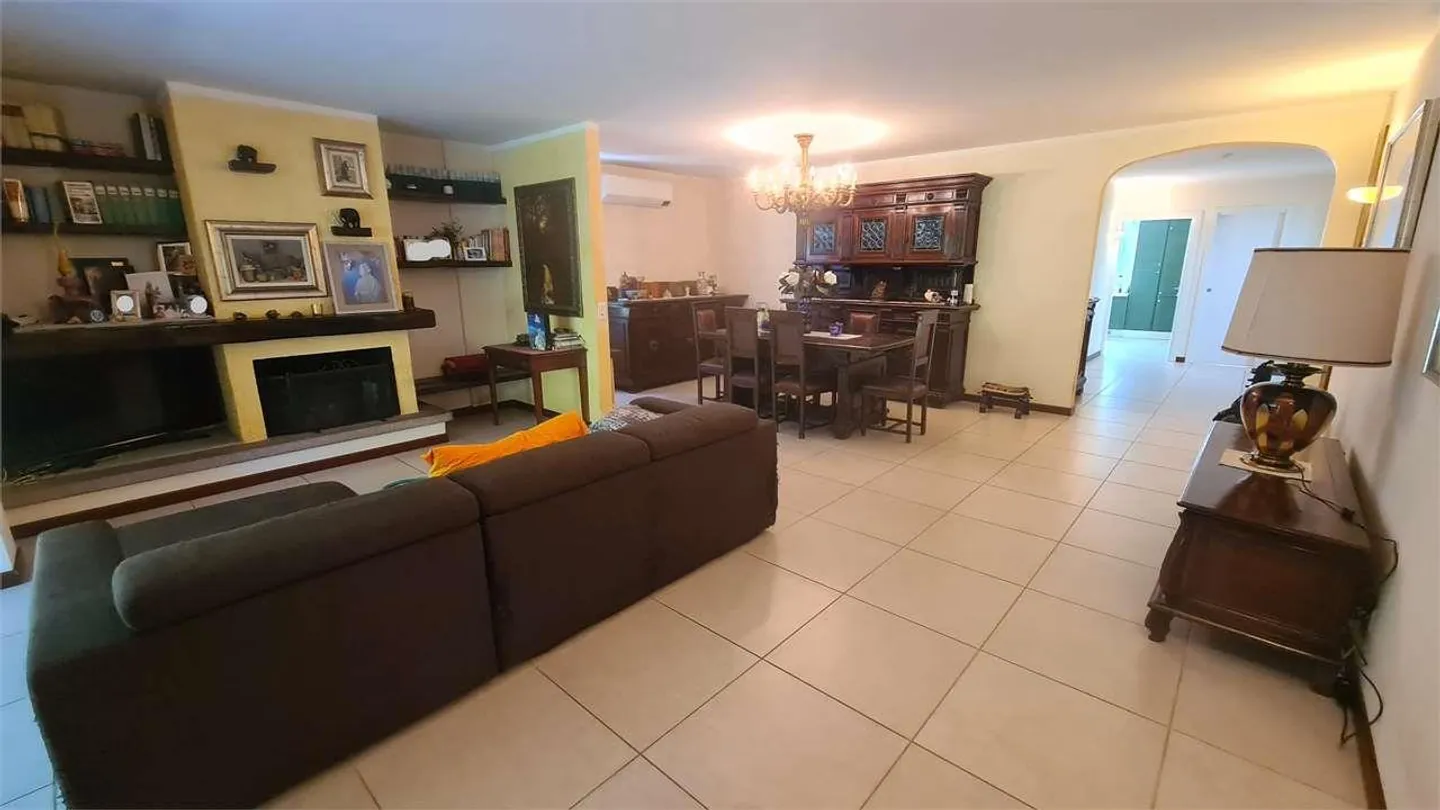 Morbio Inferiore: appartamento spazioso di 3,5 locali con giardino e doppio garage - Foto 4 di 12