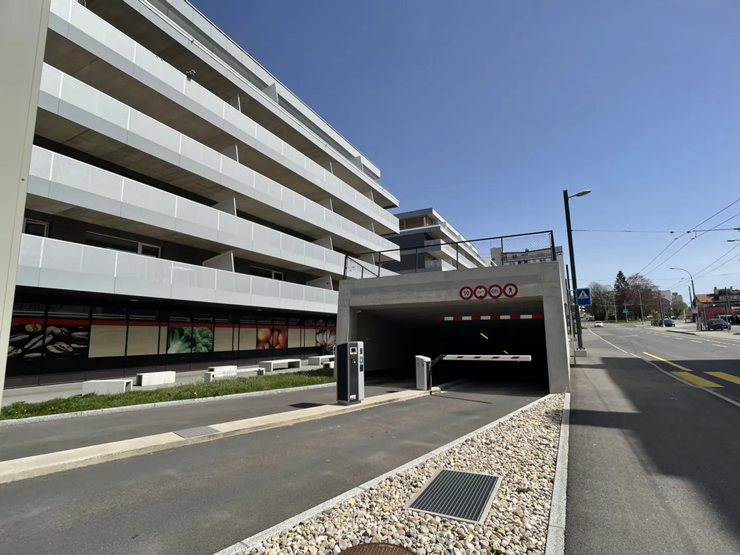 Parcheggio interno in affitto - Foto 2 di 3