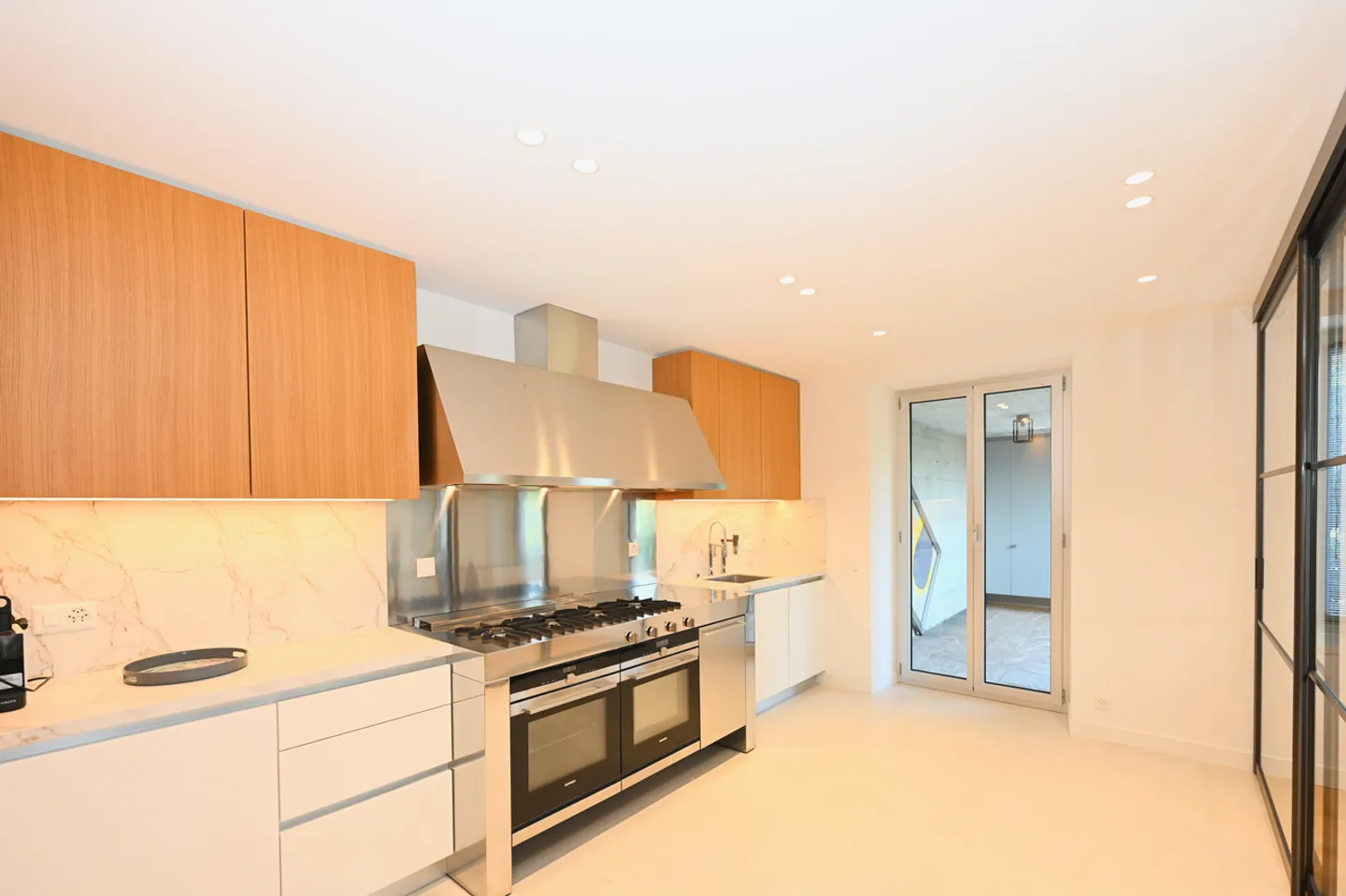 Appartement Meublé Élégant avec Vue Panoramique à Porza - Photo 8 sur 16
