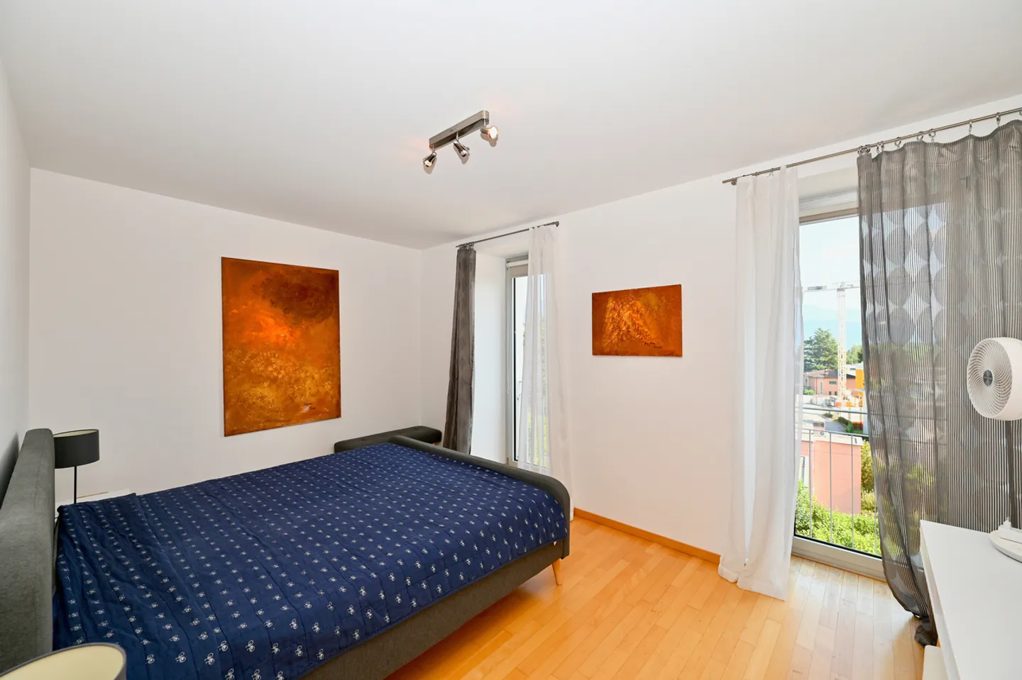 Appartement Meublé Élégant avec Vue Panoramique à Porza - Photo 9 sur 16