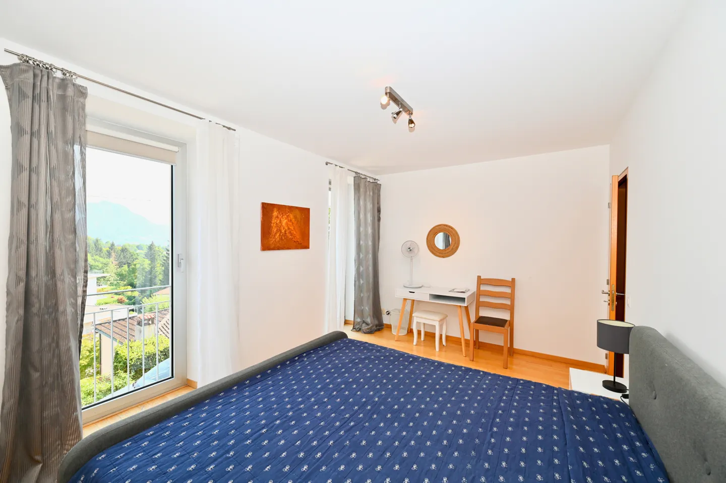 Appartement Meublé Élégant avec Vue Panoramique à Porza - Photo 10 sur 16