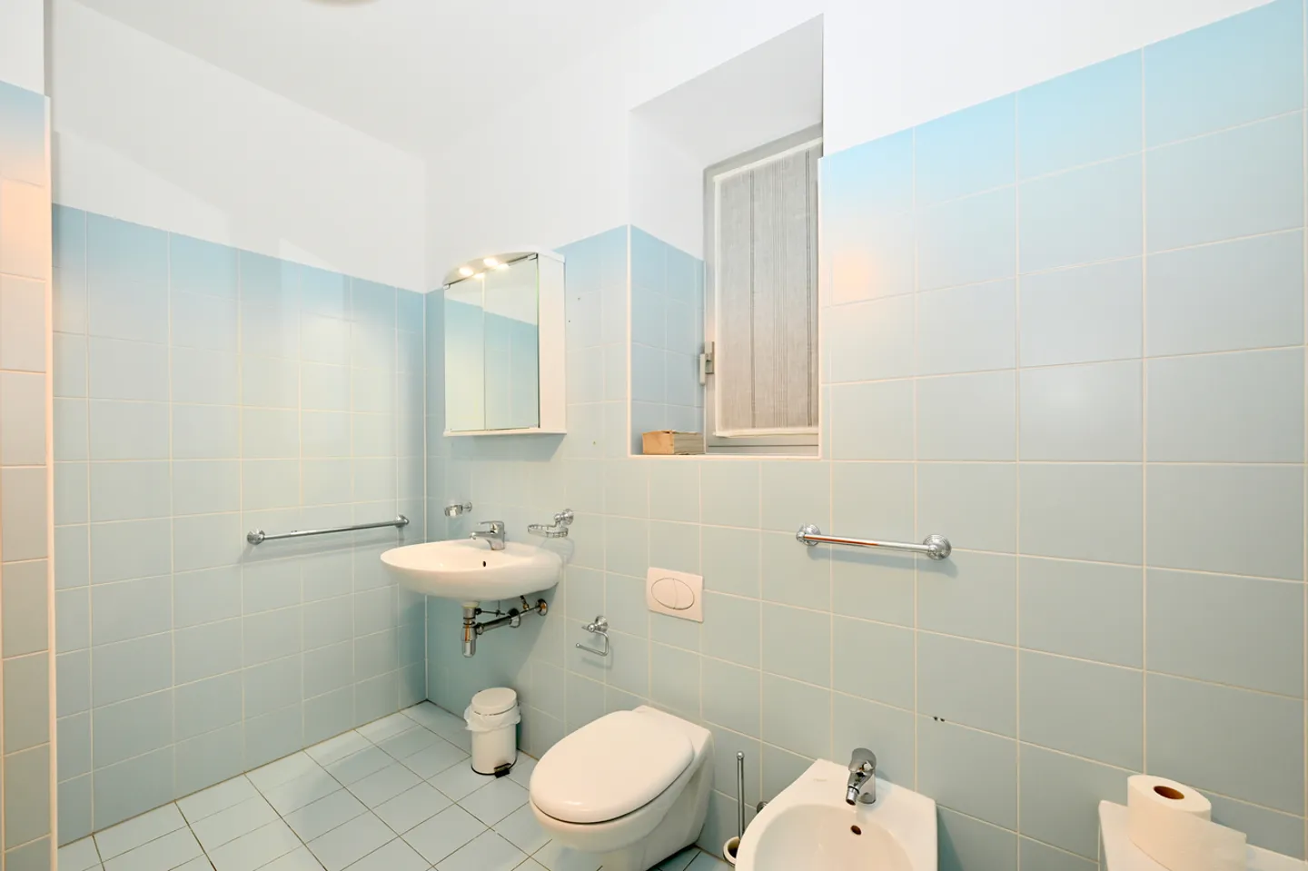 Appartement Meublé Élégant avec Vue Panoramique à Porza - Photo 13 sur 16