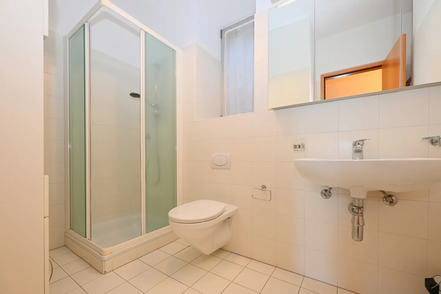 Appartement Meublé Élégant avec Vue Panoramique à Porza - Photo 14 sur 16