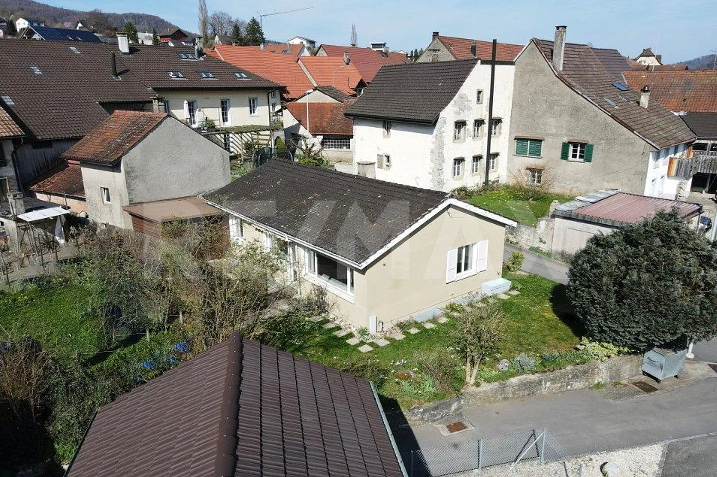 Maison individuelle - petite, fine et bien entretenue - Photo 1 sur 13